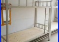一学校床直接钉墙上,宿舍床钉在墙上