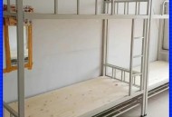 一学校床直接钉墙上,宿舍床钉在墙上