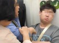大爷强行挤进电梯,如何看待由于电梯塞不下电动车，大爷拿车锁猛砸电梯呢？