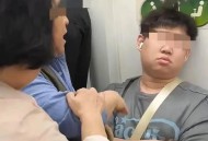 大爷强行挤进电梯,如何看待由于电梯塞不下电动车，大爷拿车锁猛砸电梯呢？