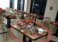 服务区餐厅有老鼠,餐厅出现老鼠、而有几桌客人在吃饭、作为餐饮人员应该如何处理？