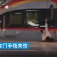 孕妇高铁站临盆,‘高铁扒门’假如是位孕妇突然要临产把高铁列车耽误了会不会承担法律责任？