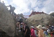男子丹霞景区翻护栏,游客翻越护栏脚踩丹霞地貌拍照