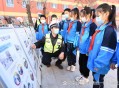 学校让幼童挡车护学,学步带带裆好还是不带裆好？