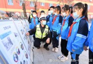 学校让幼童挡车护学,学步带带裆好还是不带裆好？