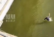 保安深夜救落水女生,西安：女子汉城湖景区跳桥落水，保安未脱衣服就下水救人, 你怎么看？