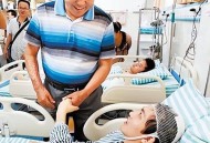 为看考生爬学校护栏,当年的两位“夺刀少年”，不惜错过高考救下全车人性命，现在过的如何？