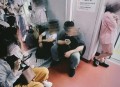 带不同小孩地铁乞讨,地铁乞讨，为什么屡禁不止？