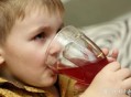 幼童被客人灌啤酒,幼儿能喝啤酒吗？