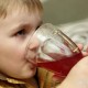 幼童被客人灌啤酒,幼儿能喝啤酒吗？