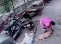 男子持铁锤砸死路人,男子持铁锤砸死路人视频