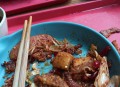 食堂现37公斤臭肉,公司食堂把有异味的肉在开水中煮一下，让工人吃，犯法吗？