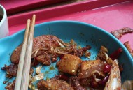 食堂现37公斤臭肉,公司食堂把有异味的肉在开水中煮一下，让工人吃，犯法吗？