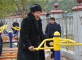 为老人清理30吨垃圾,海南女孩在贵州公交车上，不声不响为老人清理粪便你怎么看？