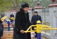 为老人清理30吨垃圾,海南女孩在贵州公交车上，不声不响为老人清理粪便你怎么看？