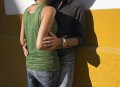 男孩被女子强搂亲吻,女生被男生拥抱接吻好吗？