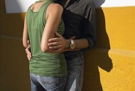 男孩被女子强搂亲吻,女生被男生拥抱接吻好吗？