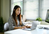 放假微信工作算加班,做网络运营一般能准时下班吗?周末经常加班吗?假期一般为都是多少?谢谢？