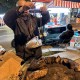 大爷摆摊送20万现金,摆地摊都是大爷大妈多，拿什么货好卖一点？