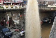 天降水管砸死婴儿,高速公路桥上水管掉下来砸到轿车属于哪个单位负责？