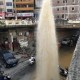 天降水管砸死婴儿,高速公路桥上水管掉下来砸到轿车属于哪个单位负责？