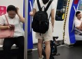 地铁乘客腿卡缝隙,地铁缝隙有水印是什么原因？