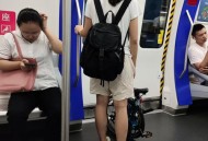 地铁乘客腿卡缝隙,地铁缝隙有水印是什么原因？