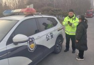 交警私家车逼停摩托,交警可以逼停驾驶二轮摩托车车人嘛？