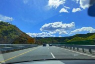 乡道因高温爆裂拱起,每到节假日高速都会堵车，五一你还会选择自驾游吗？