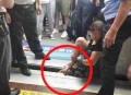 地铁乘客腿卡缝隙,脚卡在地铁缝隙里怎么处理？