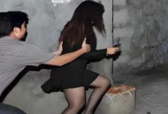 女子穿睡衣光脚暴走,女子穿睡衣光脚暴走视频