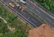 跪地拦车救受伤母亲,儿子给母亲下跪好吗？