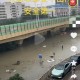 暴雨中被司机扔半路,下暴雨时路面严重积水，车辆淹没在水里，司机为什么不把车开出来呢？