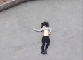 演员捡手机8楼坠亡,宿州埇桥一杂技女演员表演时高空坠亡，反映出什么问题？事件后续处理进展如何？
