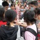 高考考场外统一动作,高考的学生是在学校集合吗？