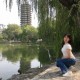商家售卖未名湖湖水,未名湖的湖水清澈见底湖面平静无波改为比喻句？