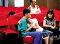 救2人后车被火吞噬,救人被火车撞伤的电影