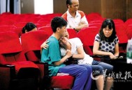 救2人后车被火吞噬,救人被火车撞伤的电影