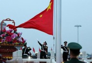 天安门新年升旗仪式,春天天安门几点升旗？