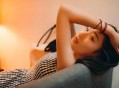 怀疑出轨拔女友8颗牙,女人把行车记录仪的声音关掉，把导航记录清除，这样是出轨了吗？