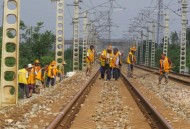 列车上铺跌落砸伤人,从火车上铺摔下来，铁路局承担责任吗？