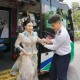 新人租公交车当婚车,新人租公交车当婚车低碳结婚
