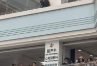 扎伤同事后跳楼身亡,秦皇岛男子为索要全额工资扎伤两同事，潜逃10天被抓, 你怎么看？