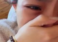 女童饿肚子隔窗求助,小女孩肚子饿了