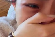 女童饿肚子隔窗求助,小女孩肚子饿了