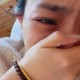 女童饿肚子隔窗求助,小女孩肚子饿了