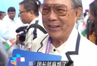 欠百万希望女儿帮还,据报道，杭州一个从事书画行业的老人黄某有两个女儿，但女儿们出嫁后从未回家照看父亲。于是黄某找来一位保姆，照顾自己的生活。2007年11月黄某去世前立下遗嘱，将百万元遗产赠给保姆。黄某去世后，他的两个女儿向法院提出诉讼请求，要求分得百万元遗产。 （1）黄某的遗嘱有效吗？为什么？ （2）保姆获得财产属？
