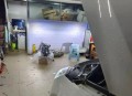 车顶维权女车主败诉,又现奔驰女车主站车顶维权闹剧，对待4S店服务差的态度，我们应该如何维权？