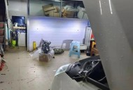 车顶维权女车主败诉,又现奔驰女车主站车顶维权闹剧，对待4S店服务差的态度，我们应该如何维权？