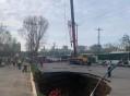 路面塌陷路人掉坑内,路面塌陷路人掉坑内怎么处理